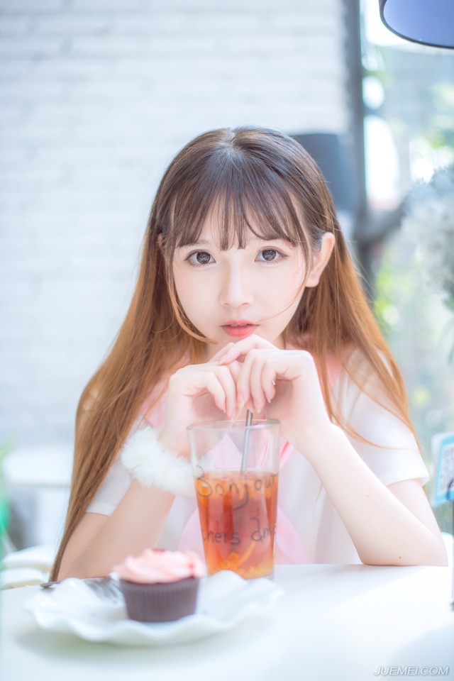 众人正在寒暄，邓贤带着人匆匆赶来，向庞统和魏延抱了抱拳道：“士元先生，大事不好，刘璝将军带着人杀向刺史府，要杀刘璋，您快去看看吧。”